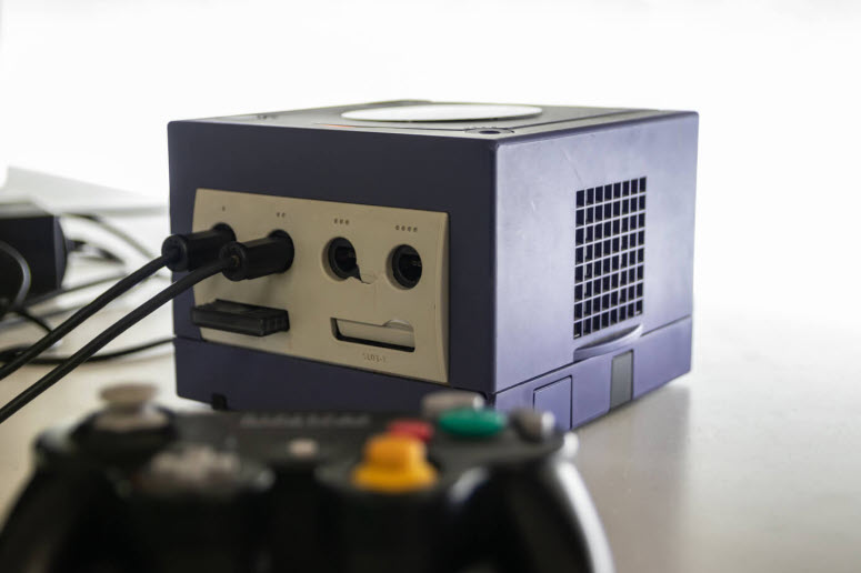 ضمن جهاز GameCube Modder قديم يقوم ببناء جهاز ألعاب AMD-Powered 32